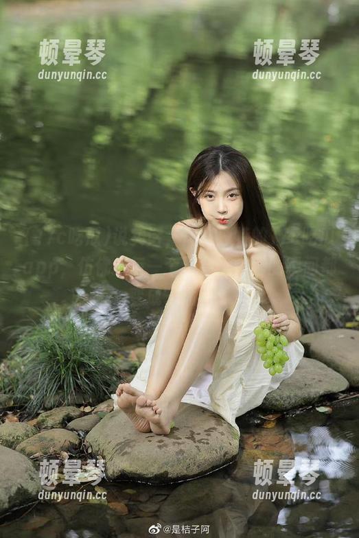 17c吃瓜 说实话,风格独特的17c吃瓜app,仿佛把每一个聚会上闲聊的瞬间都变成了插画。