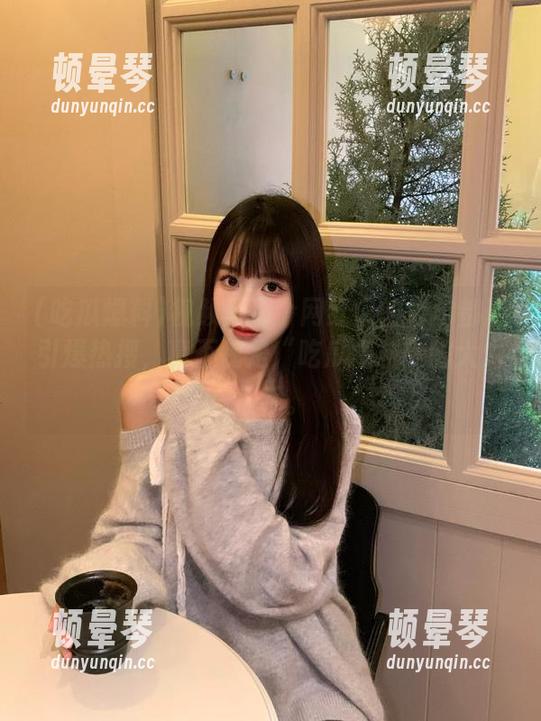 视频里那个网红说的每句都能引爆热搜，真不愧是“吃瓜爆料”的大力推手。