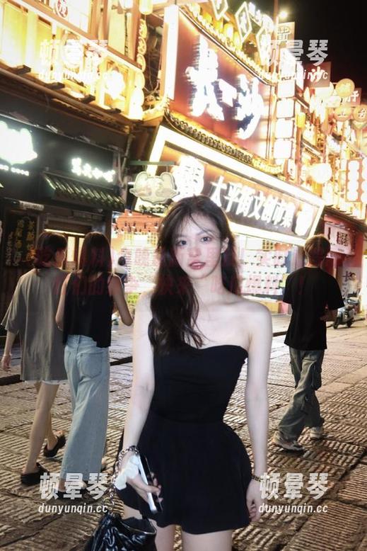 吃瓜爆料 今晚最新窝里反!实时追踪网红们的纷争,快来“吃瓜爆料”!